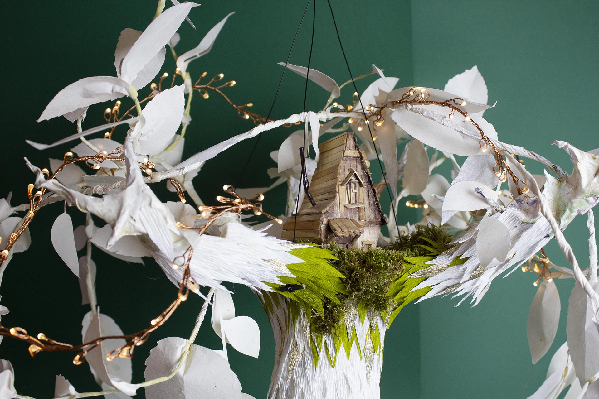 Détail sur la cabane perché dans l'arbre - sculpture de stéphane buyens