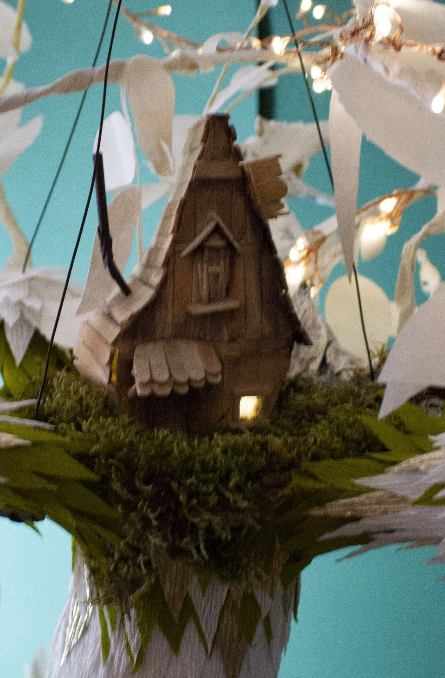 Détail de la cabane éclairée - sculpture de stéphane buyens