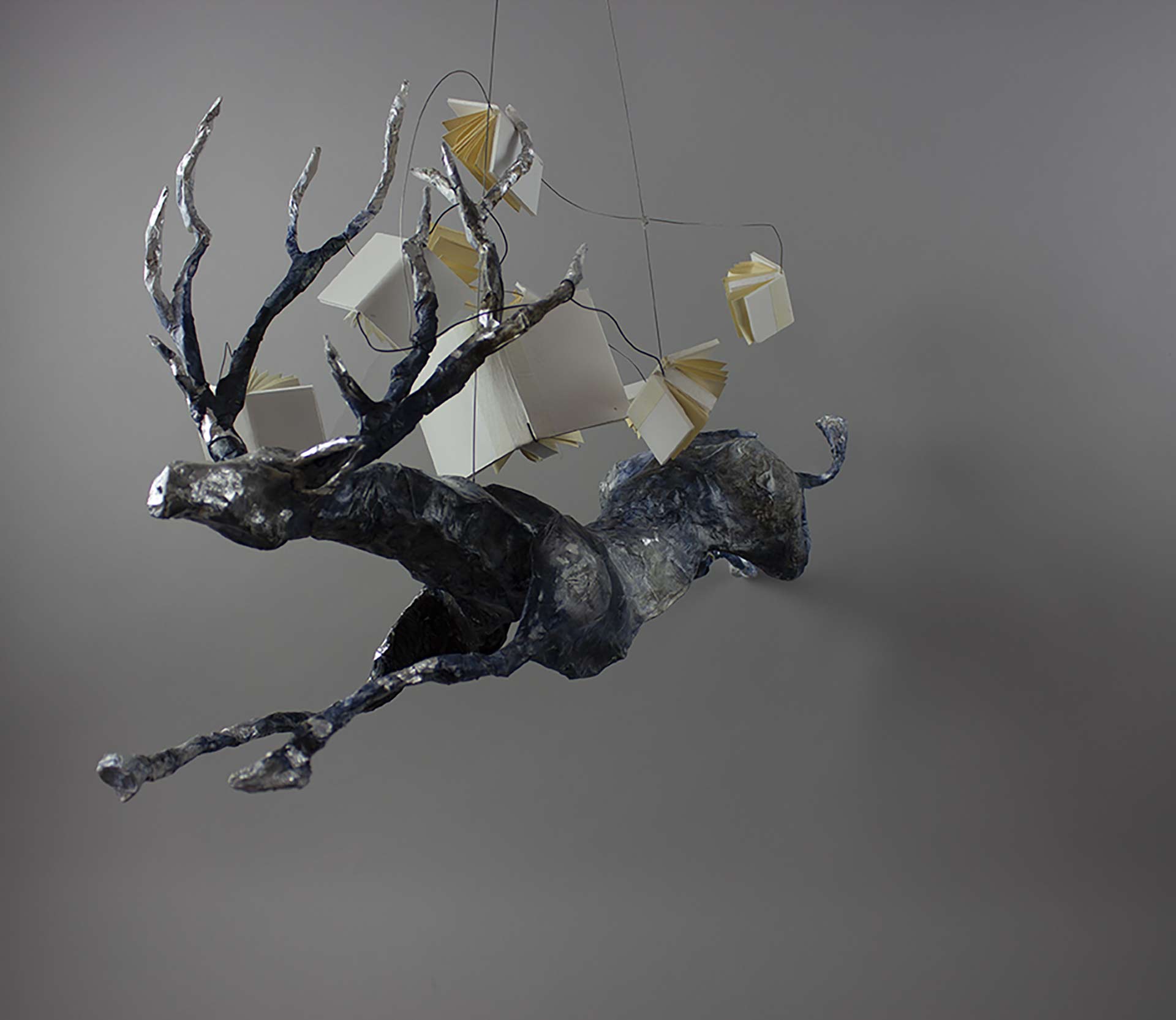 Le Renne des livres, détail - sculpture de stéphane buyens