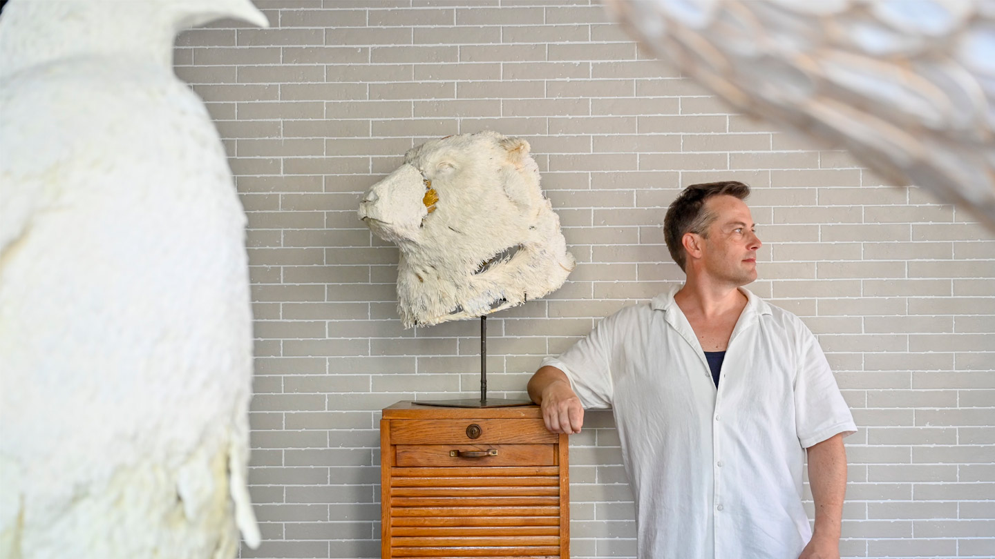 Stéphane Buyens, artiste papier dans son atelier à Suresnes, entouré par ses créations de papier