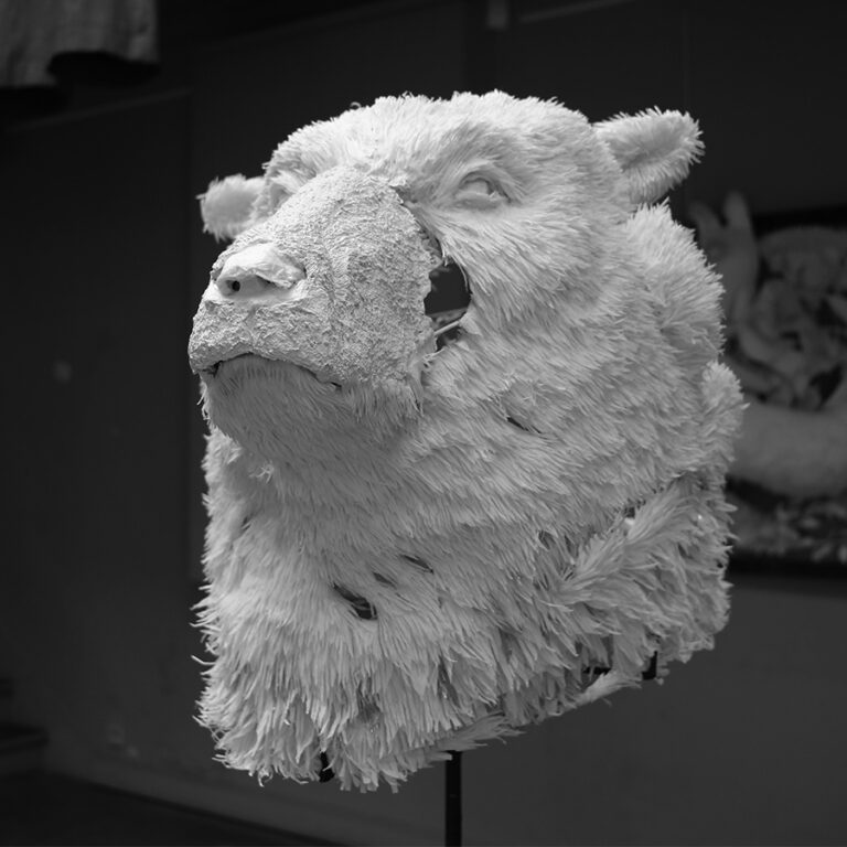 tête d'ours réalisé en papier par Stéphane Buyens, artiste