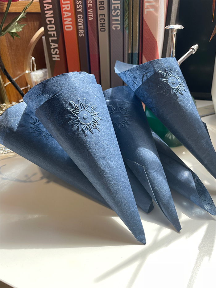 étuis de couleur bleue pour les bouquets de fleurs en papeir réalisés à l'atelier Stéphane Buyens